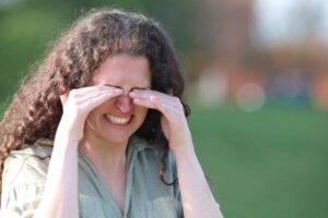 What Are the Symptoms of Arthritis in the Eyes