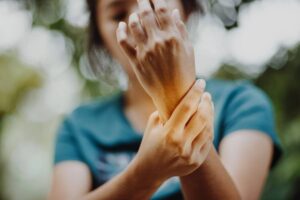When Should I See a Specialist for Hand Pain